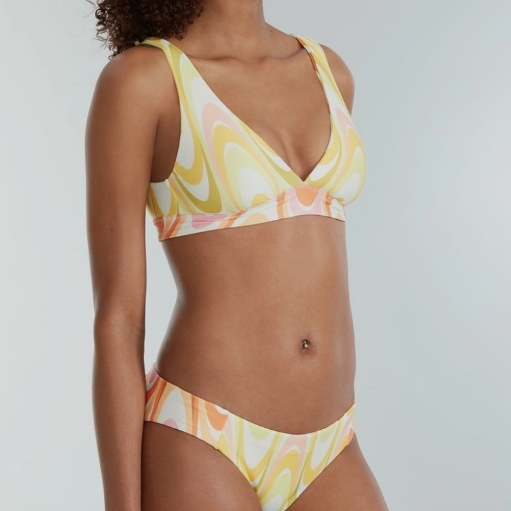 Becca MULTI Elliana Whirlpool Reversible Wirefree Bikini Swim Top, US Medium NWT - Picture 2 of 3